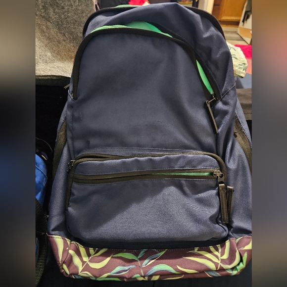 Backpack 5 zip pockets/padded laptop pocket. - Picture 1 of 5